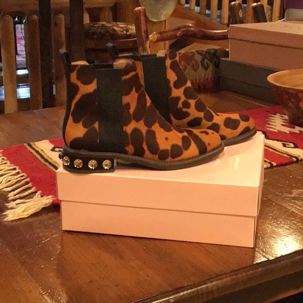 G o r g e o u s!!  Calfskin studded heel bootie